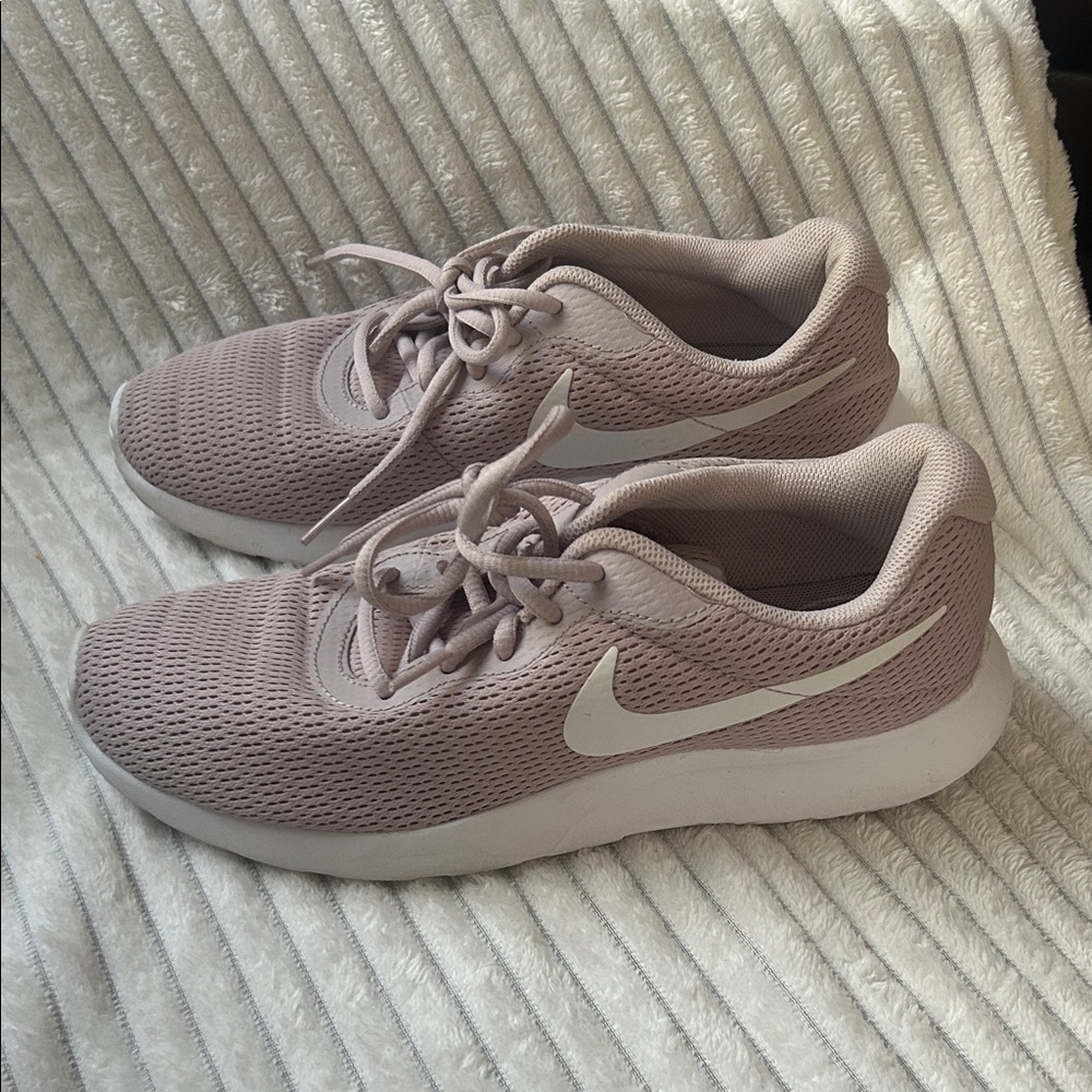 Nike Women's Running Shoes in Dusty Pink with White Swoosh - Picture 4 of 4